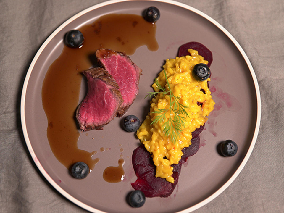 Rinderfilet mit Risotto auf rote Beete Carpaccio und Rotweinjus