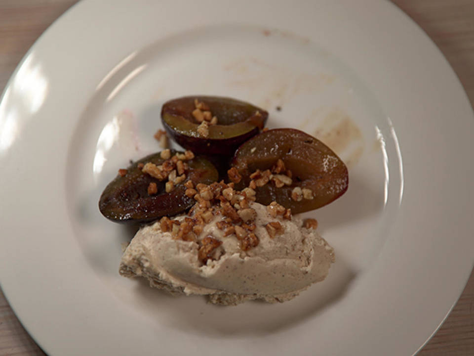 Gebackene Zwetschgen mit Zimtcreme und karamellisierten Mandeln