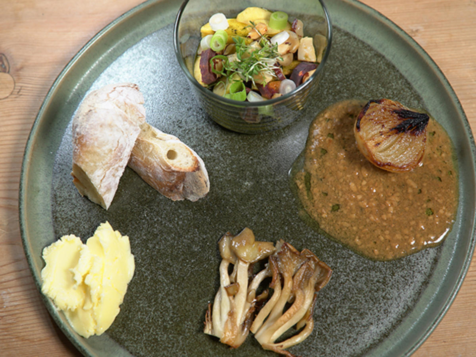 Zwiebeln mit Miso-Butter, Urkarotten mit Matcha-Dressing, Limonen-Seitlinge Yakitori-Art