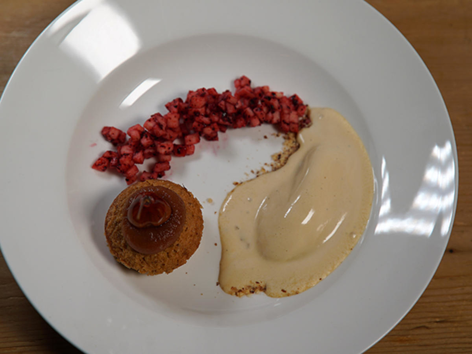Financiers mit Salzkaramell-Eis und Ofen-Apfelmus