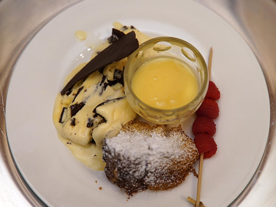 Eierlikör mit Parfait und Napfkuchen
