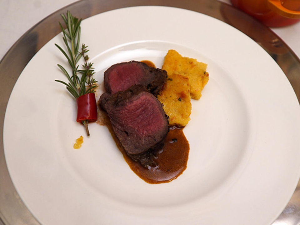 Sauerbraten „italienisch“ mit Polenta und Champagnerkraut, dazu Grünes Trauben-Chutney