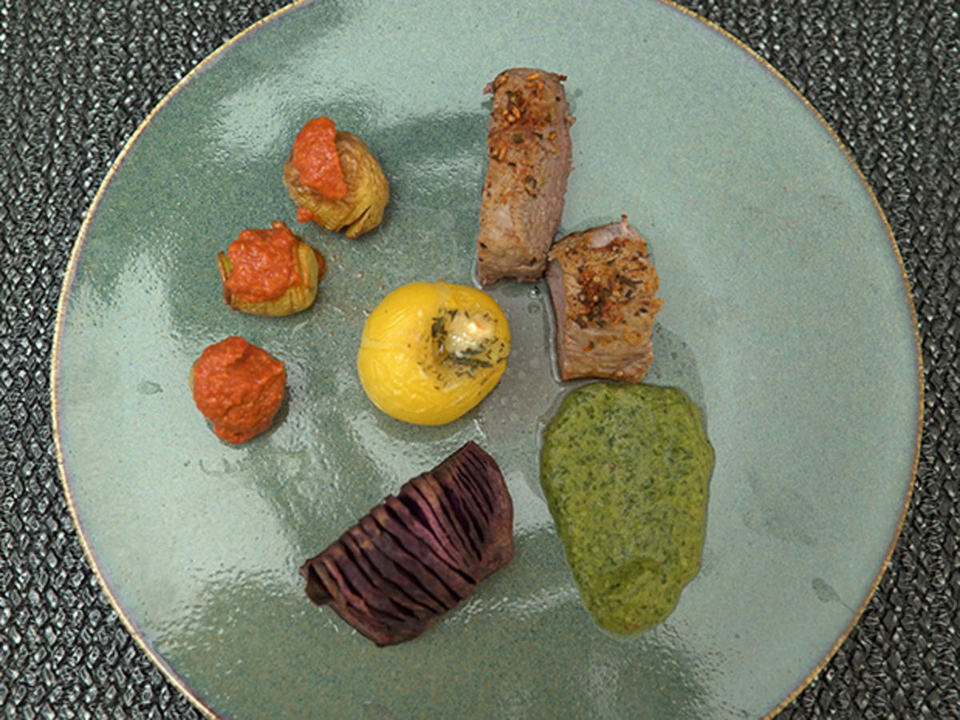 Tiroler Milchkalbsfilet mit Ofentomaten, Fächerkartoffeln und Mojo