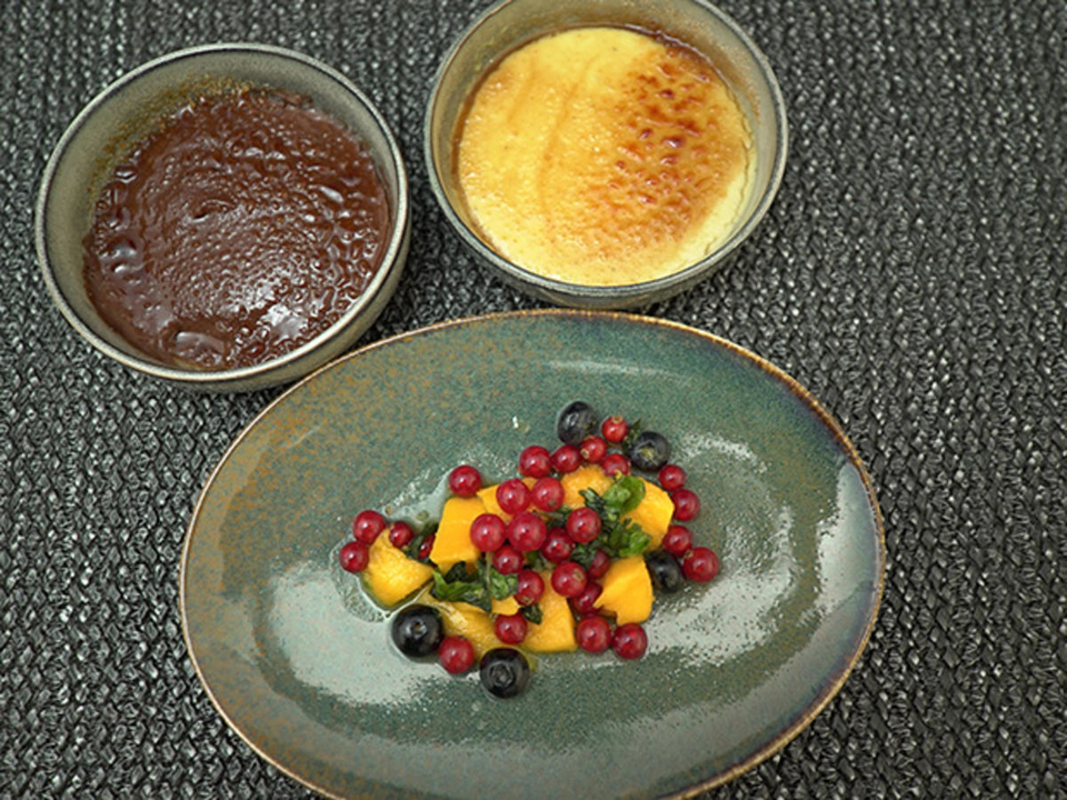 Crema Catalana mit marinierten, exotischen Früchten