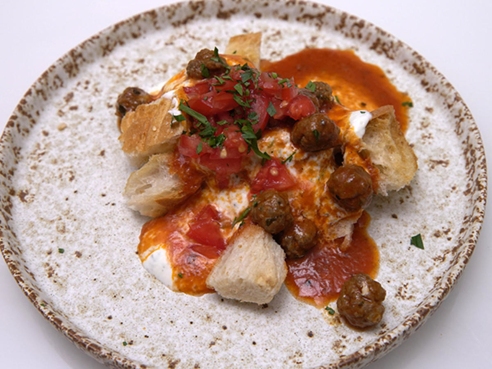 Gebratene Kebab-Mini-Balls auf Joghurt Fladenbrotbett