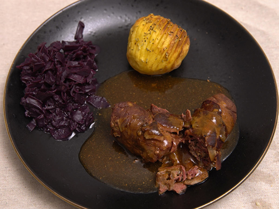 Roulade mit Fächerkartoffeln und Rotkohl
