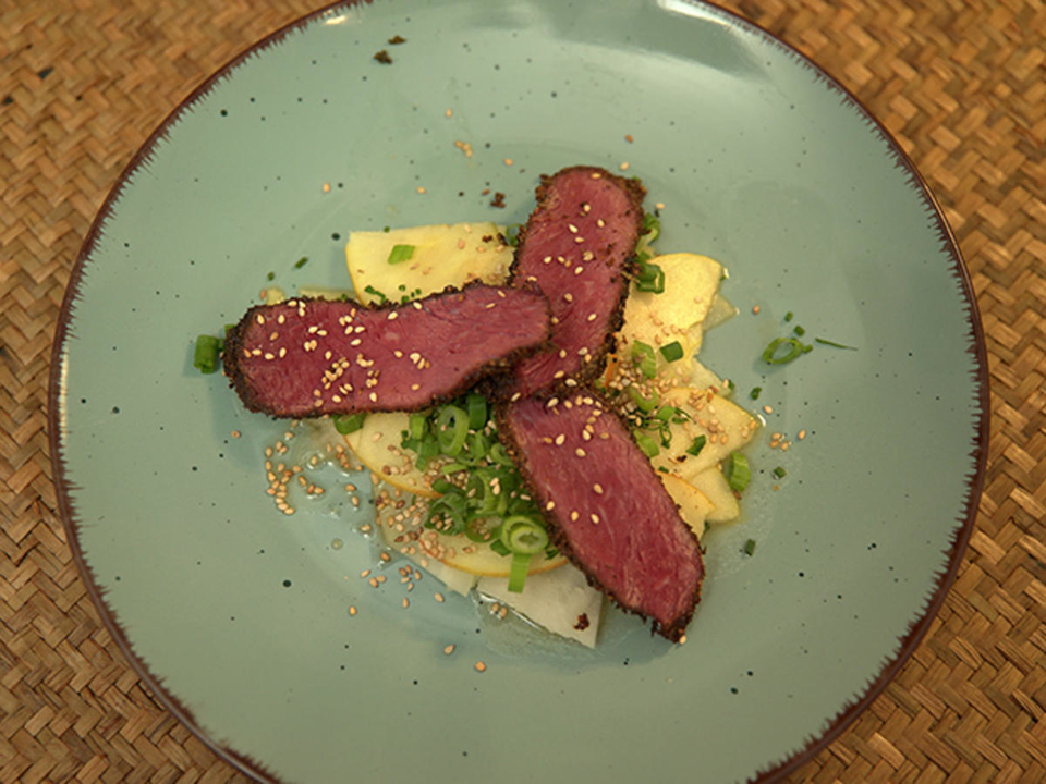Kohlrabi-Apfelsalat mit einer Vinaigrette an Pastramistreifen „Uwe´s Style“