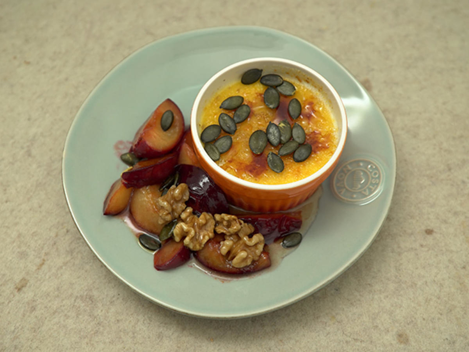 Kürbis mit Knacks - Hokkaido Crême Brulée mit karamellisierten Kürbiskernen