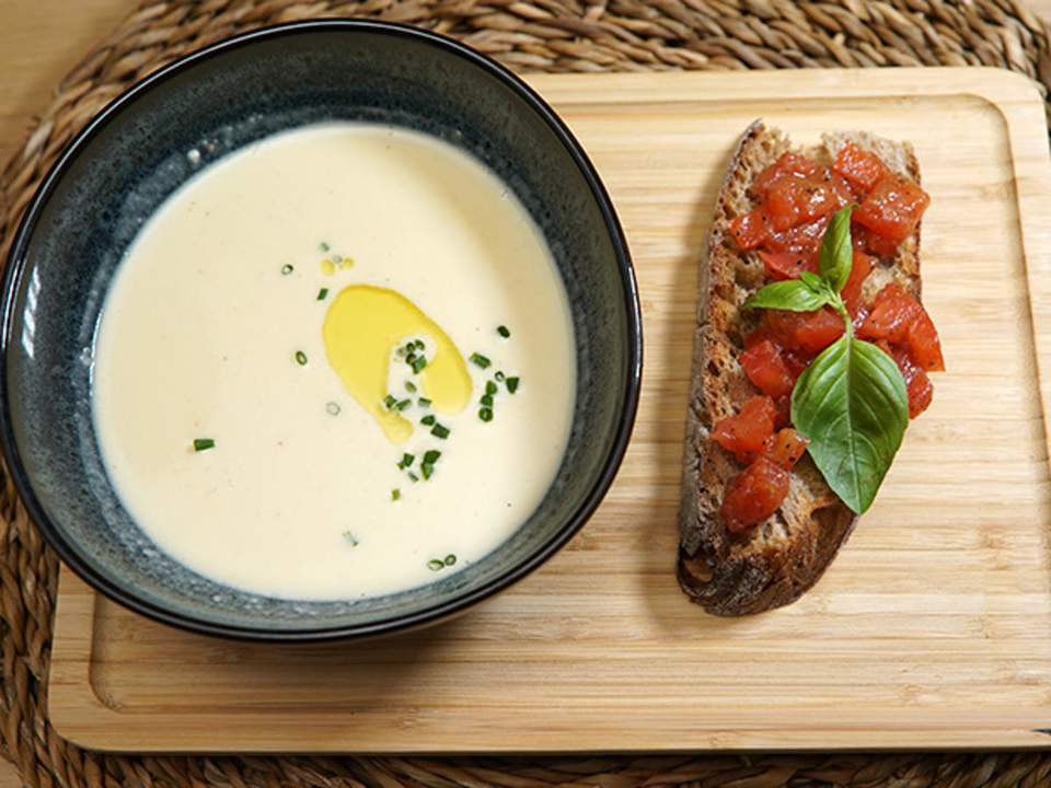 Käsesuppe mit Bruschetta