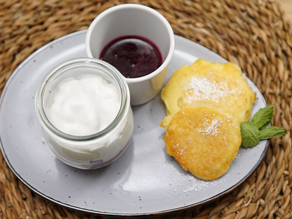 Gebratene Birnen mit Schokomousse und Heidelbeer-Sauce