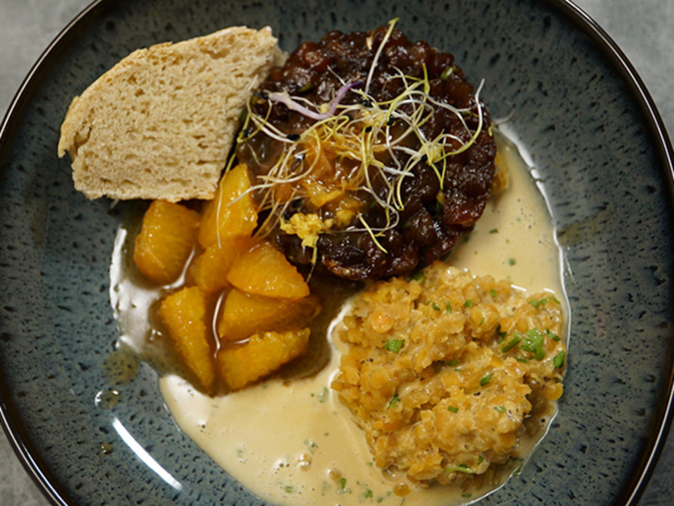 Thunfischtatar mit Orangensugo und roten Linsen