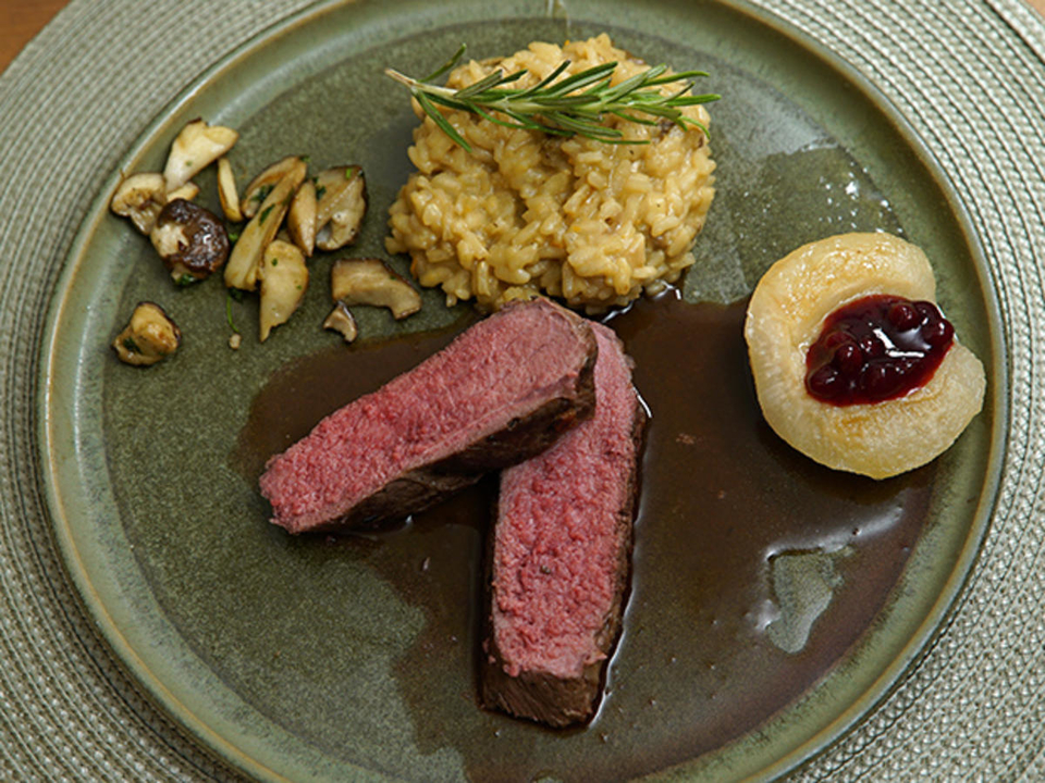 Hirschlendchen an Steinpilzrisotto mit Preiselbeer-Birne