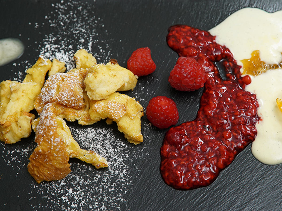 Leinöleisparfait und Kaiserschmarrn mit Beerenspiegel
