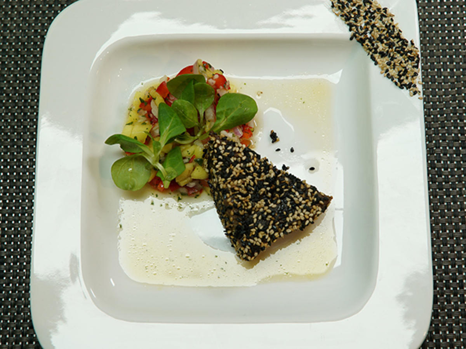 Sesam-Tunfisch an feurigfruchtigem Mango-Chili-Feldsalat