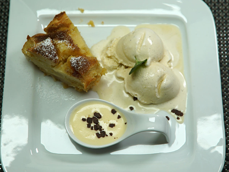Lauwarmer Apfelkuchen an selbstgemachtem Vanilleeis