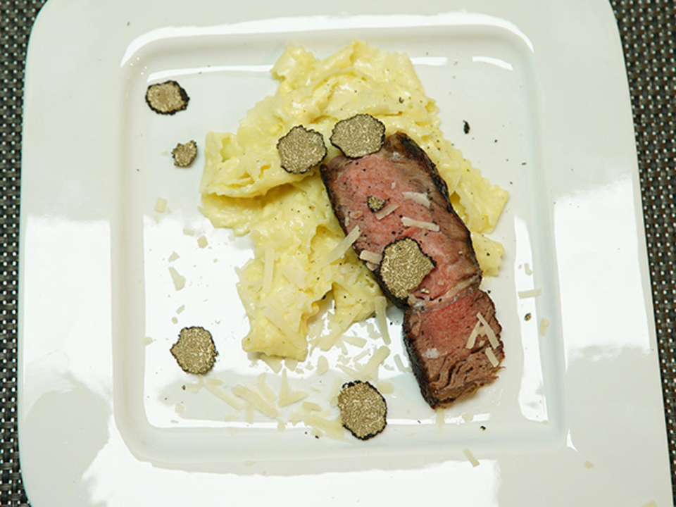 Tomahawk Steak an selbstgemachten Trüffel-Sahne-Bandnudeln