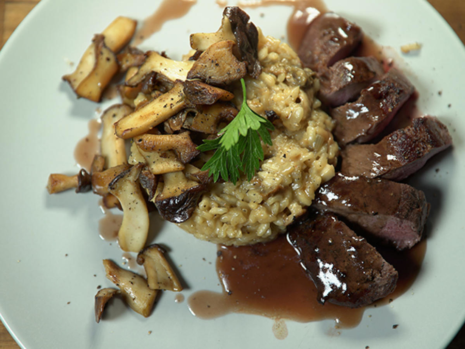 Sous-vide gegarter Rehrücken auf Pilzrisotto mit Rotweinjus