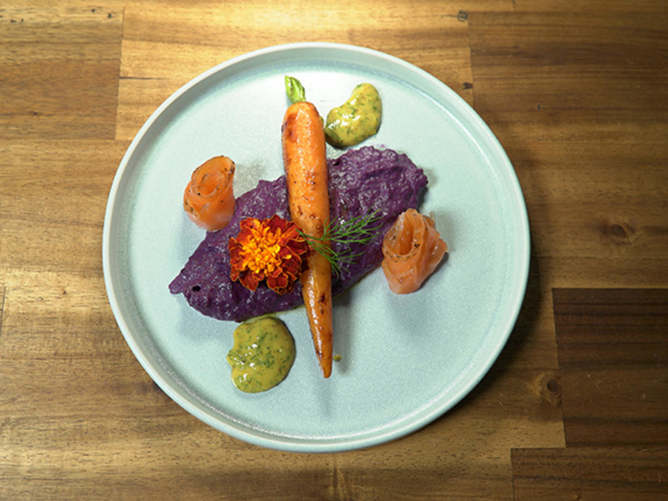 Gebeizter Lachs und glasierte Möhre auf violettem Püree