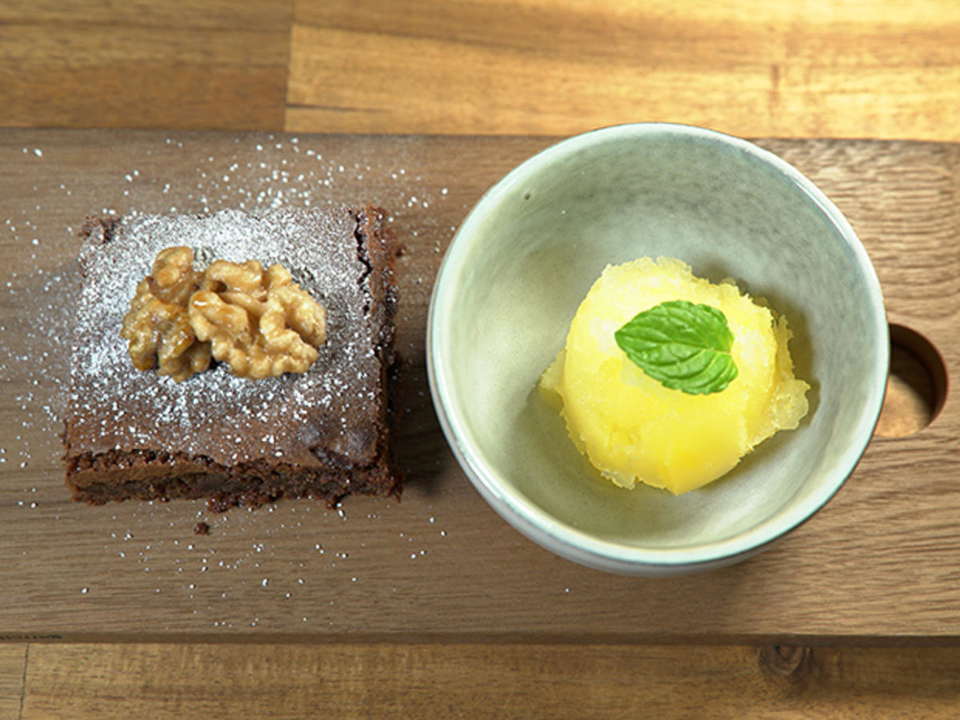 Orangensorbet mit Schokokuchen und karamellisierten Walnüssen