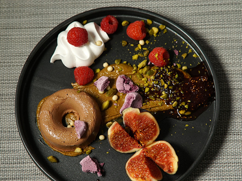 Schokoladen-Olivenöl Mousse mit Feigenragout und Pistazie