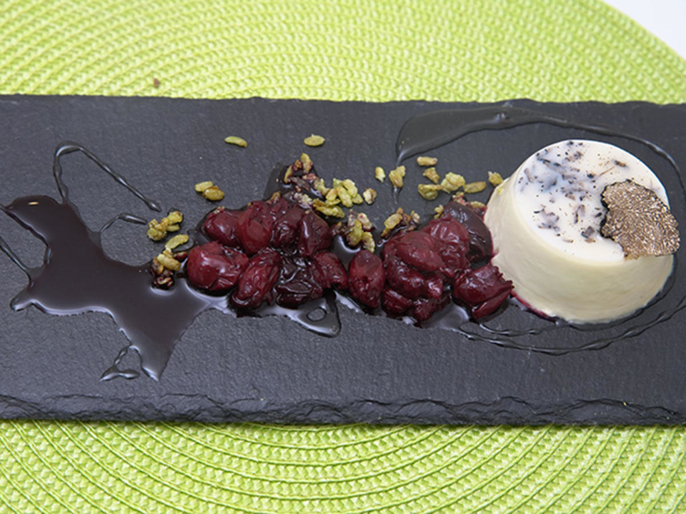 Trüffel Panna Cotta mit Trüffel Honig und Kirsch-Kompott