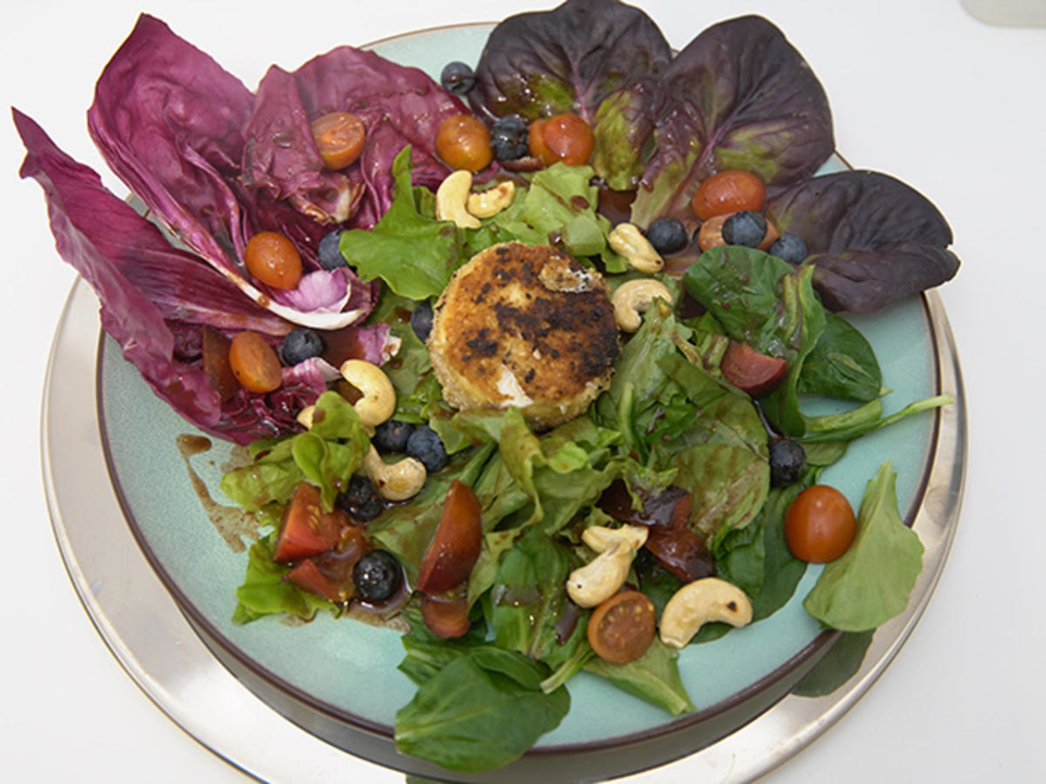 Gemischter Salat im Schokobad