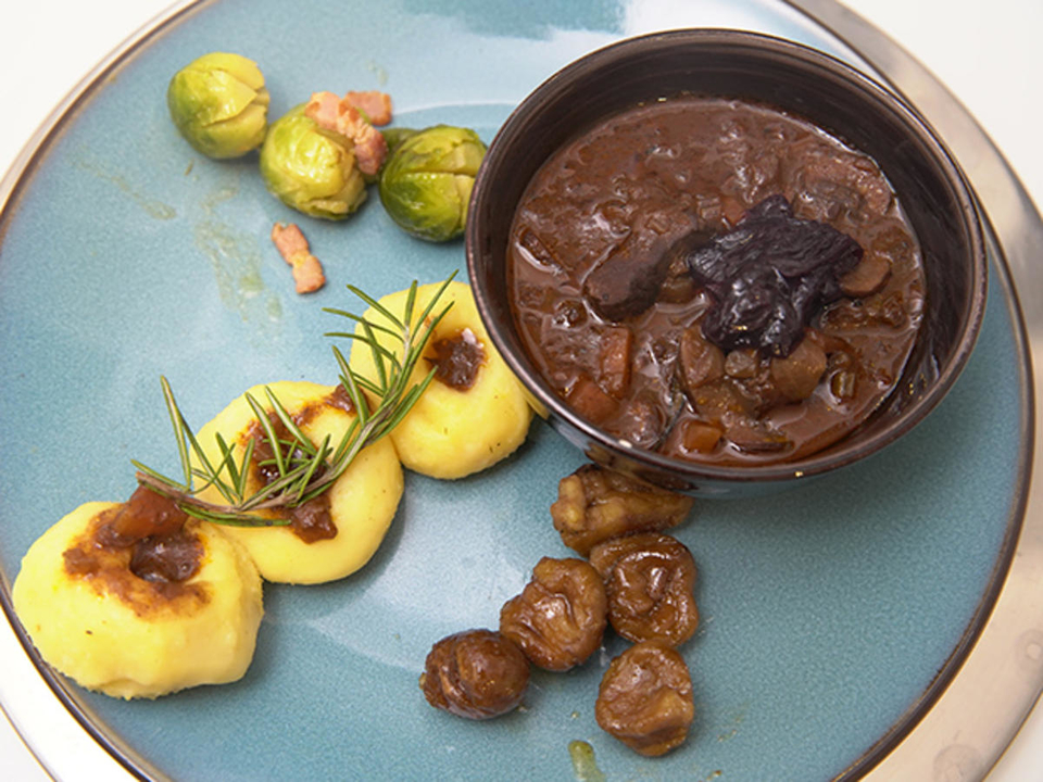 Hirschgulasch in Schokoschuhen mit Klößen