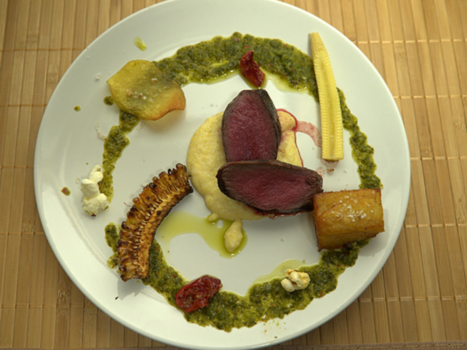 Hirschrücken, frittierte Kartoffeln, Polenta und Chimichurri