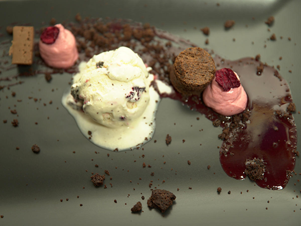 Schokokuchen mit Eiscreme und Kirschmousse