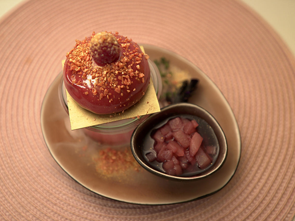 Zum Abschluss knistert es zwischen dem Marzipan-Mohn-König und der roten Helene