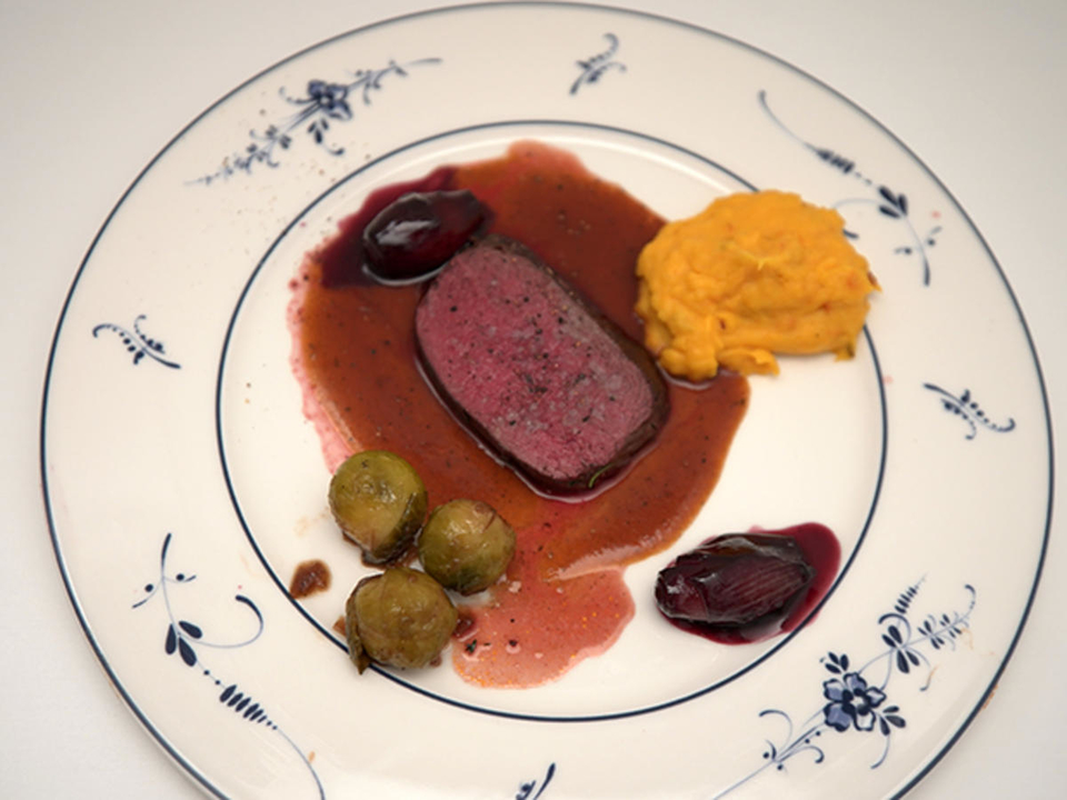 Rosa Hirsch und Rotweinschalotte mit Kartoffel-Kürbispüree und Rosenkohl