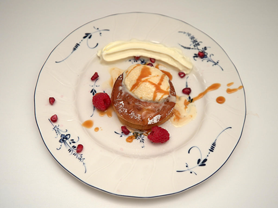 Beschwipster Apfel mit salzigem Karamell und Vanilleeis