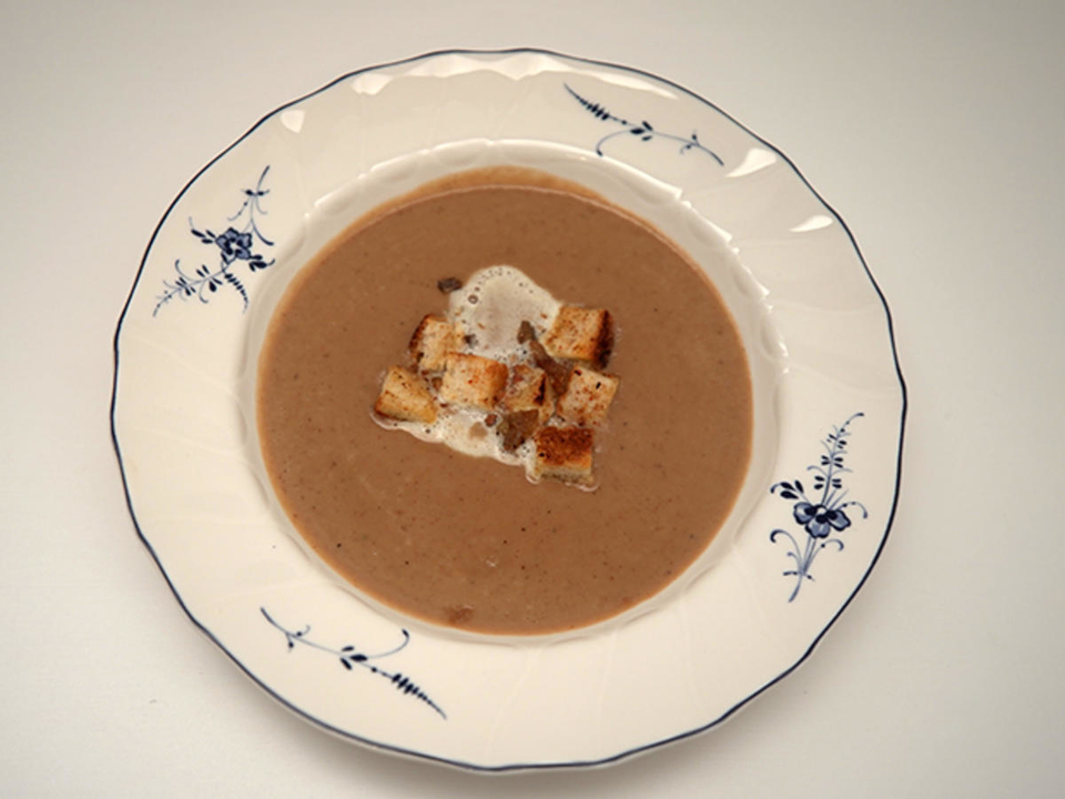 Samtige Maronencrèmesuppe unter scharfen Zimtcroutons