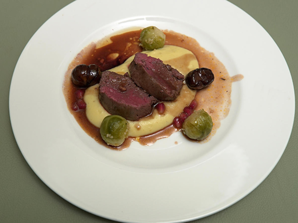 Rehrückenfilet mit Petersilienwurzelpüree, Rosenkohl, Maronen und Granatapfelsoße