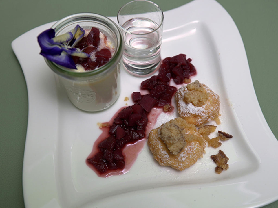Pannacotta mit Pflaumenkompott und Quarkknödeln aus dem Dampfgarer