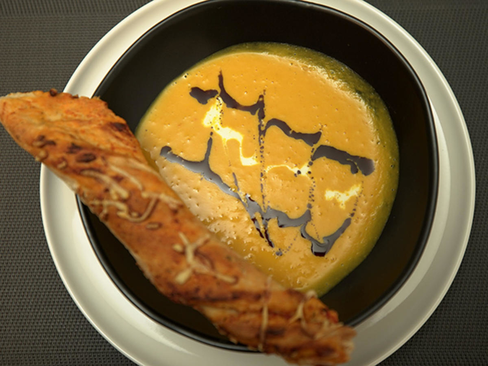 Kürbissuppe mit Karotten, Ingwer und Kokosmilch, dazu Pizzastangen