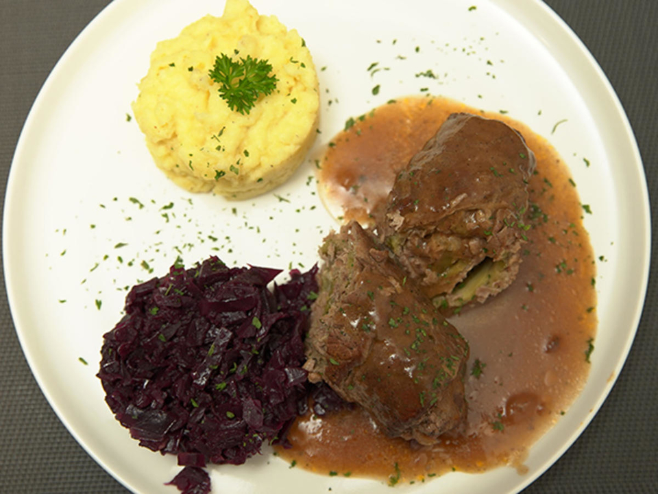 Rinderrouladen mit Kartoffelstampf und Apfelrotkohl