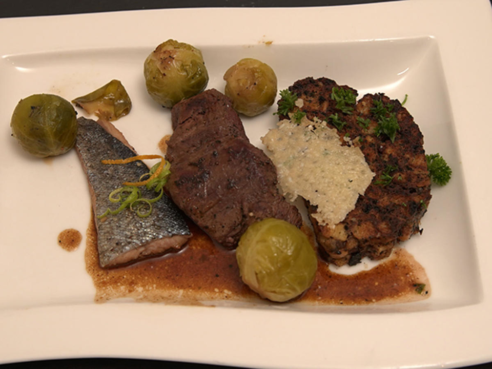 Surf & Turf mit schwäbischem Knödel und Rosenkohl