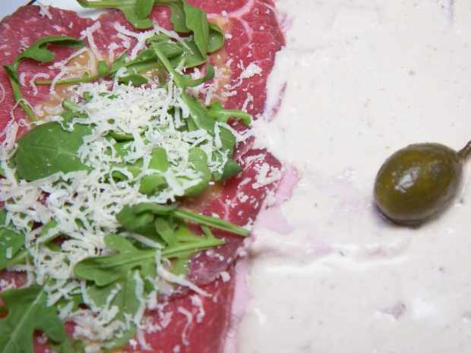 Vitello tonnato mit Rindercarpaccio und Focaccia