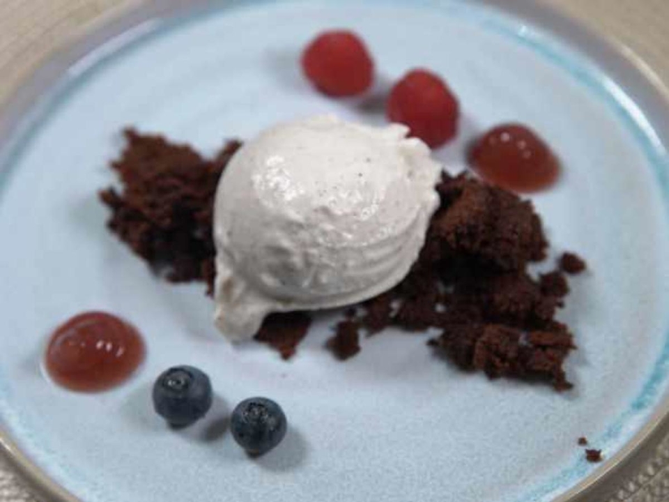 Brownie mit Beerengel und Tonkabohnen-Eis