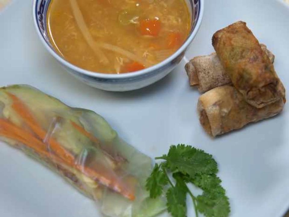 Zwiebelsuppe und Frühlingsrollen mit Erdnuss-Soße