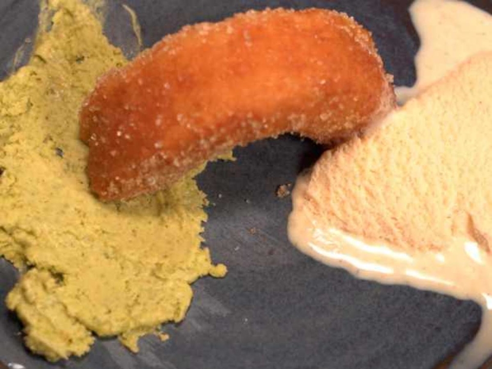 Cronuts mit Pistaziencreme-Füllung und Zimtschnecken-Eis