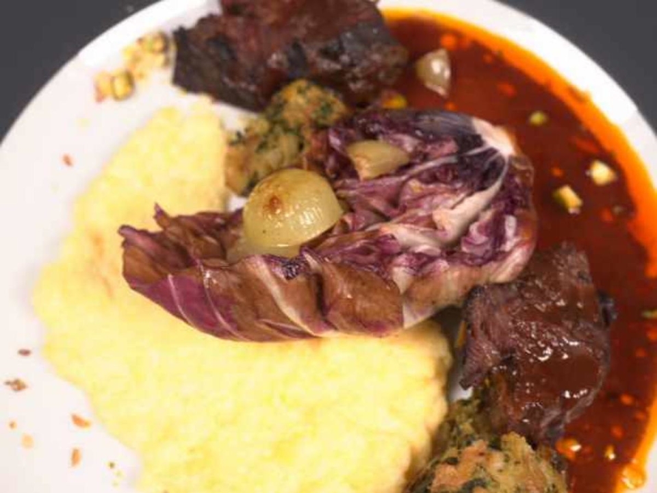 Ochsenbäckchen mit Spinatknödel, Radicchiosalat und Mascarpone-Polenta
