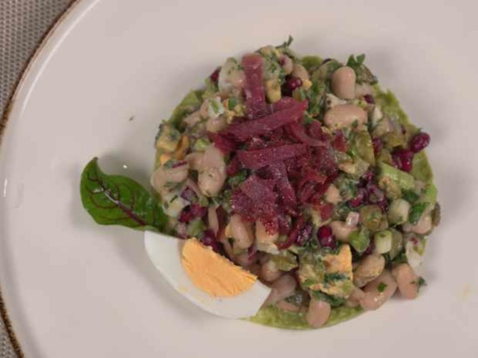 Piazza mit Bohnen und Avocado