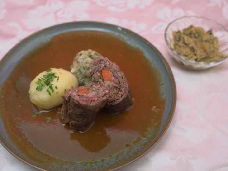 Fränkische Rindsroulade mit zweierlei Klößen und Wirsinggemüse
