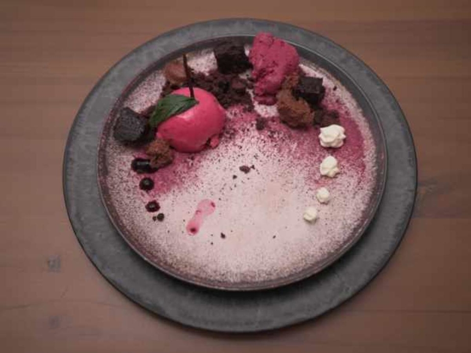 Schoko-Brownie mit Kirscheis und Mousse