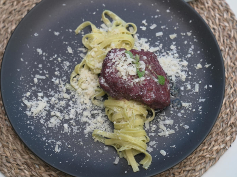 Gegrilltes Beef-Tatar mit Tagliatelle al limone