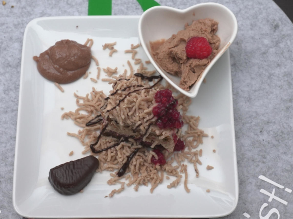 Kastanienschnitte mit Preiselbeeren und Kastanieneis