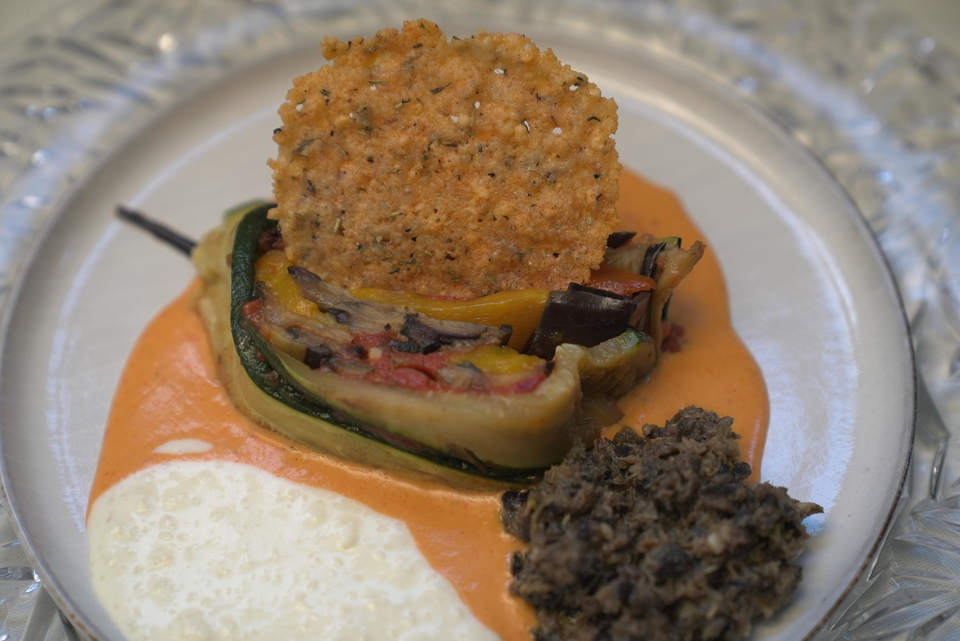 Terrine aus gegrilltem Gemüse mit Manchegocrème, Tapenade und Rouille, dazu Gewürzbaguet