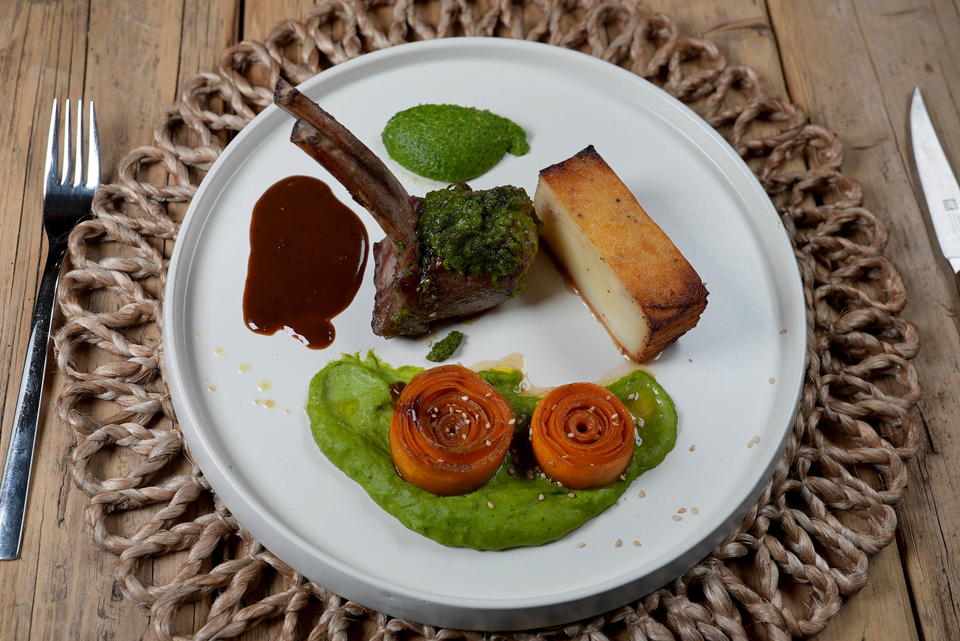 Lammkarree mit Kartoffeln, Erbsen-Spinat-Püree und Honig-Karotten